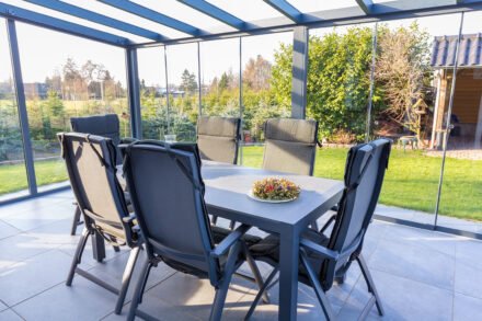 Udex — Conservatory of glass with table and chairs